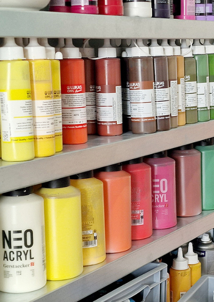 ...zie je een kast vol verf...