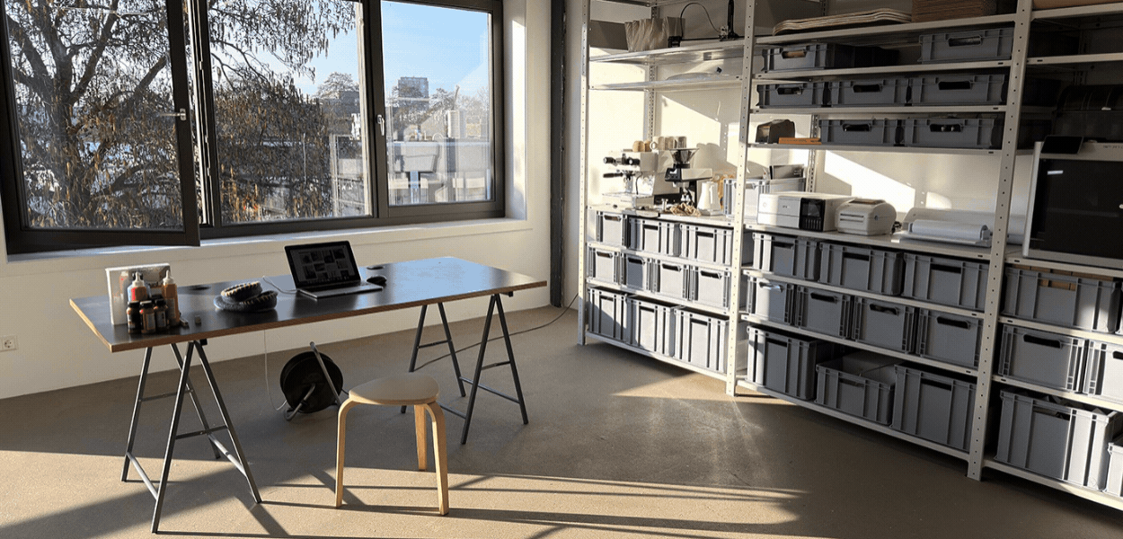 — een strak georganiseerde studio in een modern bedrijfspand in Haarlem