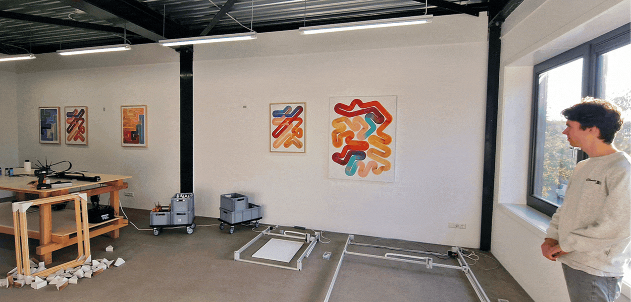 ►  de studio is nieuw en nog in opbouw — de plotters staan op de grond of op de werktafel